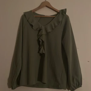 Grön volang blus 38/40 - Säljer denna fina volang gröna volang blusen orsaken varför jag säljer var för att den var för stor men annars är det super fin 
