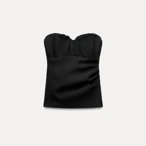 Svart tubtopp zara  - Svart tubtopp från zara, perfekt för fest osv.  Helt oanvänd med prislapp kvar, slutsåld💕💕💕