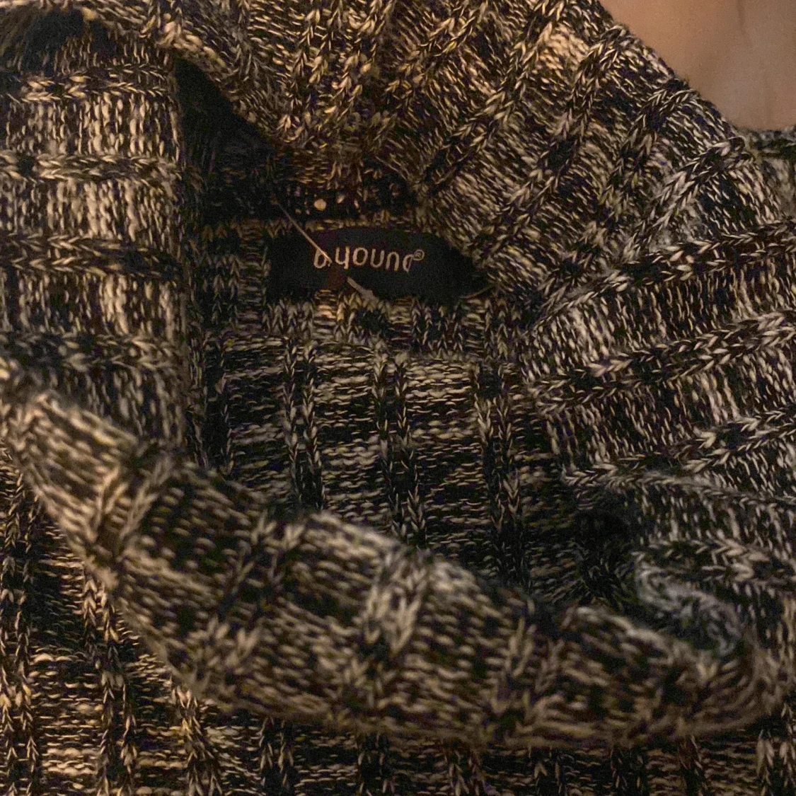 Svartvit stickad polotröja från b.young - 90