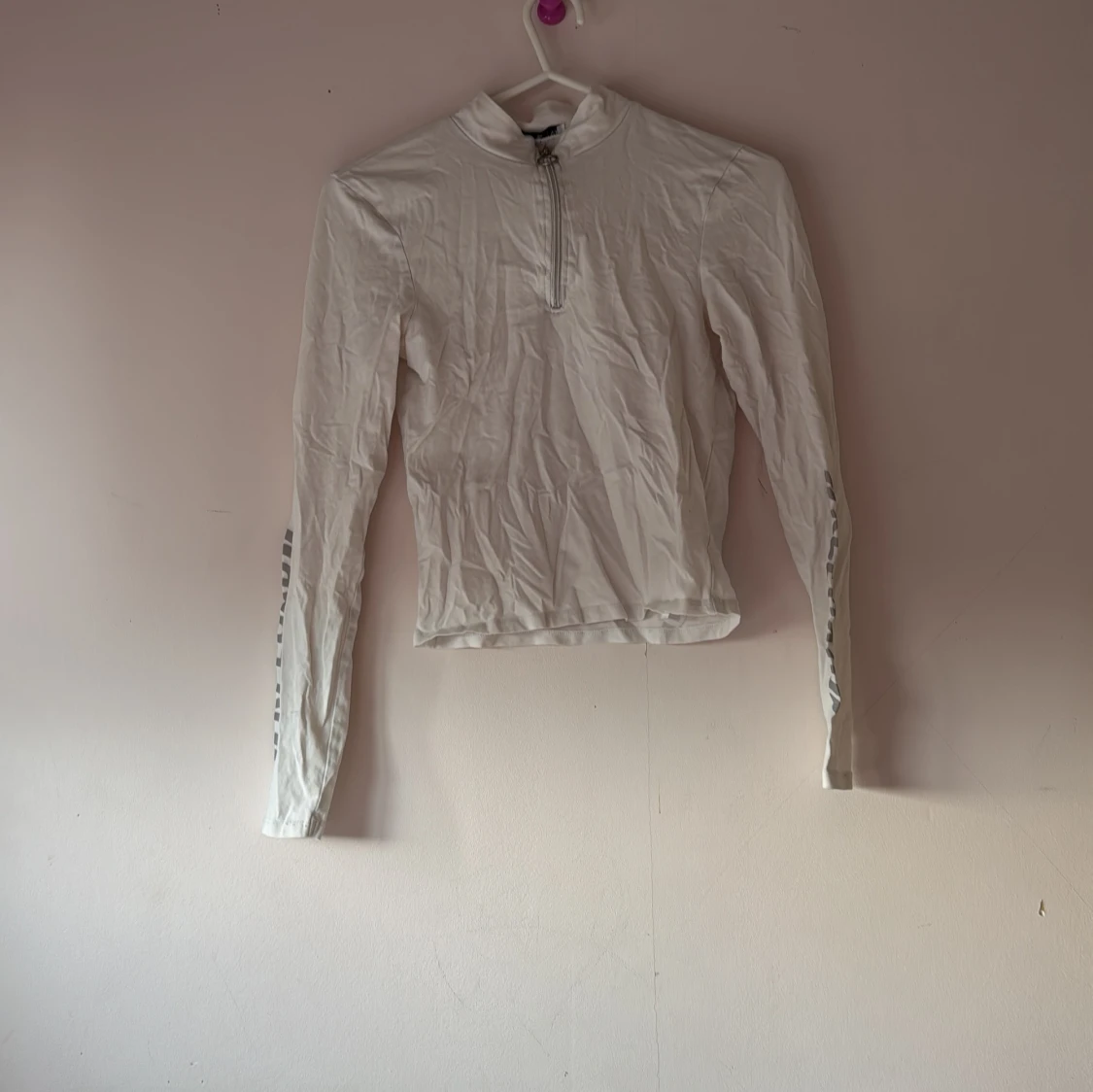 Vit långärmad tröja med dragkedja