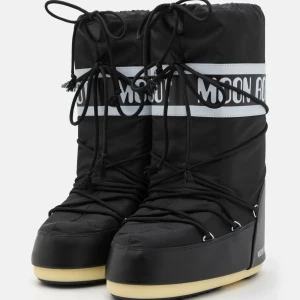 moon boots - Snygga och varma svarta Moon Boots, helt oanvända och är som nya, säljer för bra pris, storlek 38-40