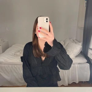 Svart blus - Svart blus från Gina Tricot, endast använd ett fåtal gånger så i mycket fint skick :)