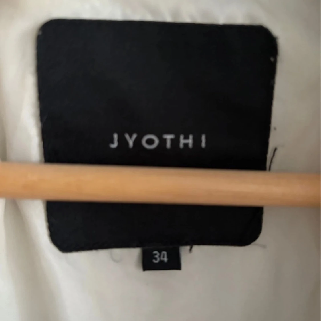 Vit lång dunväst från Jyothi - 91