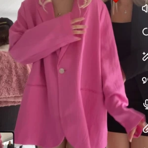 Rosa kavaj - Rosa kavaj med en enkel knapp fram. Två fickor på sidorna. Jättefin under sommaren. Perfekt till en basic outfit eller att använda som en kavaj klänning som jag har gjort. Den har legat ihop packad i en låda vilket gör att den är lite skrynklig, men det går lätt att ordna med en steamer eller strykjärn. Säljer då den inte kommer till användning.