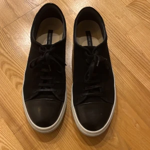   Svarta Sneaky Steve - Snygga svarta sneakers från Sneaky Steve. 9/10 knappt använda runt 5-10 gånger. Finns inga tecken på slitage. Riktigt snygga skor, passar till allt.