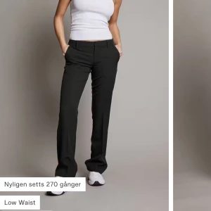 Svarta byxor med låg midja - Snygga svarta byxor med låg midja och bootcut-stil. Perfekta för en avslappnad look. Kombinera med en enkel topp för en stilren outfit. De är typ helt nya bara använda en gång. Nypris 500 och jag säljer för 250