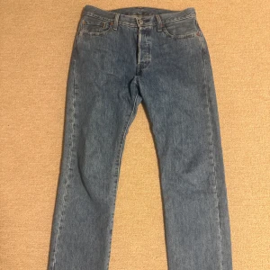 Levis 501 jeans  - Jeans i nyskick som endast använt ett fåtal gånger. Storlek w30l32 . Frågor så är de bara att höra av sig mvh Albin 