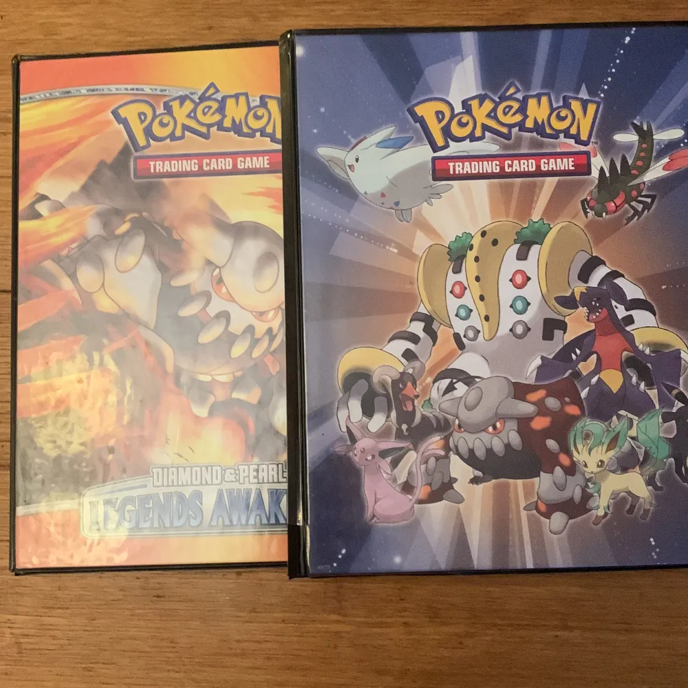 Säljer en samling av Pokémon Trading Card Game med pärmar och kort. Perfekt för samlare och fans av Pokémon trading card game. Ex pärm = 400 kr, GX pärm 475 kr, Vanlig pärm = 400 - Fylld med bra pokemons (ej EX/GX), Shiny pärm = 150 kr - halvfull med endast shiny kort, Stora kort - toxtricity = 40 kr, Tyskt kort = 80 kr, Små kort = pris kan diskuteras. Muu.