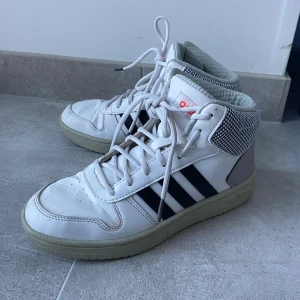 Adidas skor - Säljer ett par snygga Adidas skor i storlek 37 (passar mig som vanligtvis har 38-38,5 i storlek) fint skick
