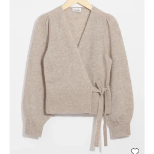 Beige omlottkofta från & Other Stories - Snygg beige omlottkofta från & Other Stories i mjukt material. Koftan har långa ärmar och knytband i midjan för en stilren look. Perfekt för kyligare dagar. Storlek M men sitter som S. Nypris 890💞💞😇