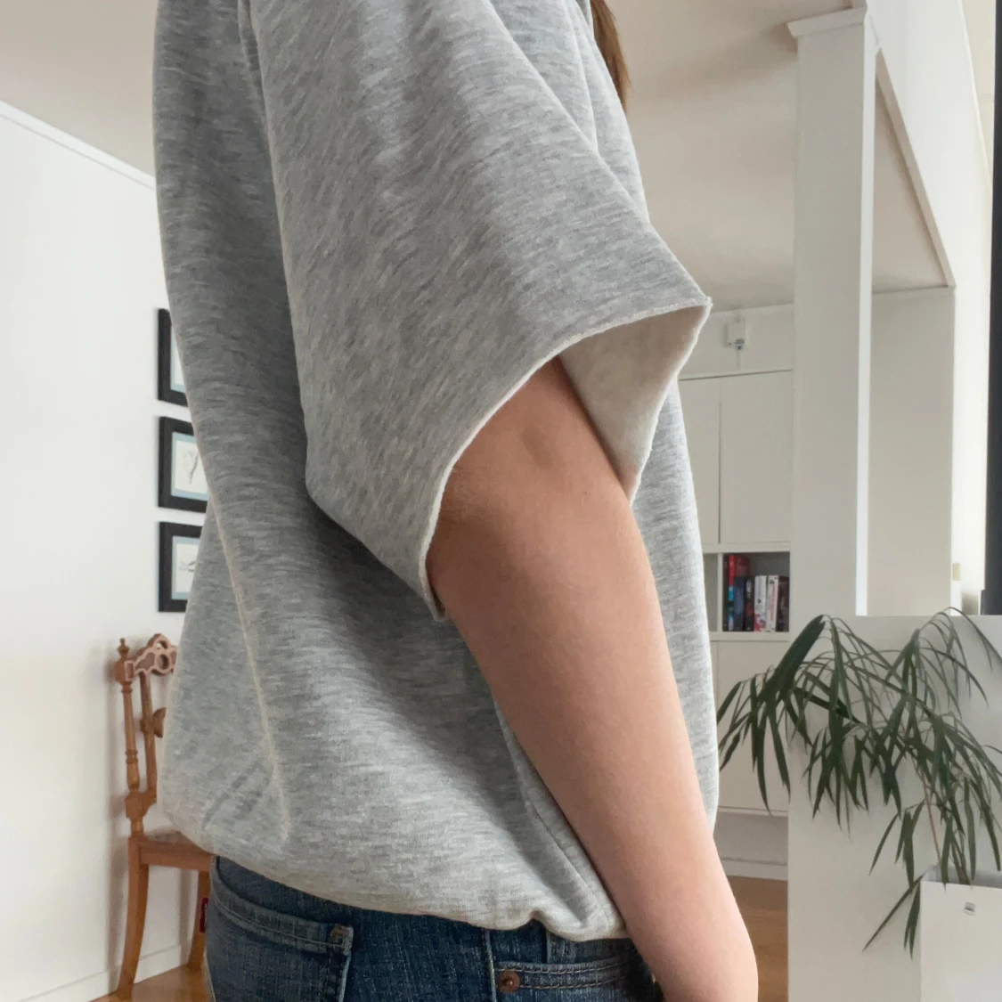 Grå hoodie med korta ärmar - 2