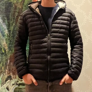 Colmar Jacka - Hej. Säljer min mörkgra Colmar jacka i storlek 48 vilket motsvarar M. Riktigt snygg till höst/vinter🍁❄️. Nypris cirka 4000kr! Sa först i kvarn.