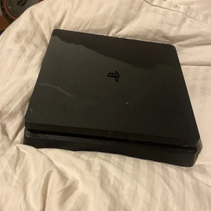 PS4 - Säljer ps4 för 1300. Kontroll med 1600kr funkar bra!