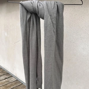 Grå finstickad sjal från MyWear!  - Jättefin grå assymetrisk finstickad sjal från MyWear. Mått: 200 x 50 cm. Nyskick! Butikspris 250 kr. 