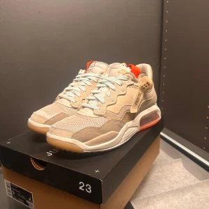 Jordans - Unika lite chunky skor från air jordan, du kommer bli ungefär 5cm längre och dem är bra för basket + snygga, dem är iprincip oanvända och har prislappen kvar