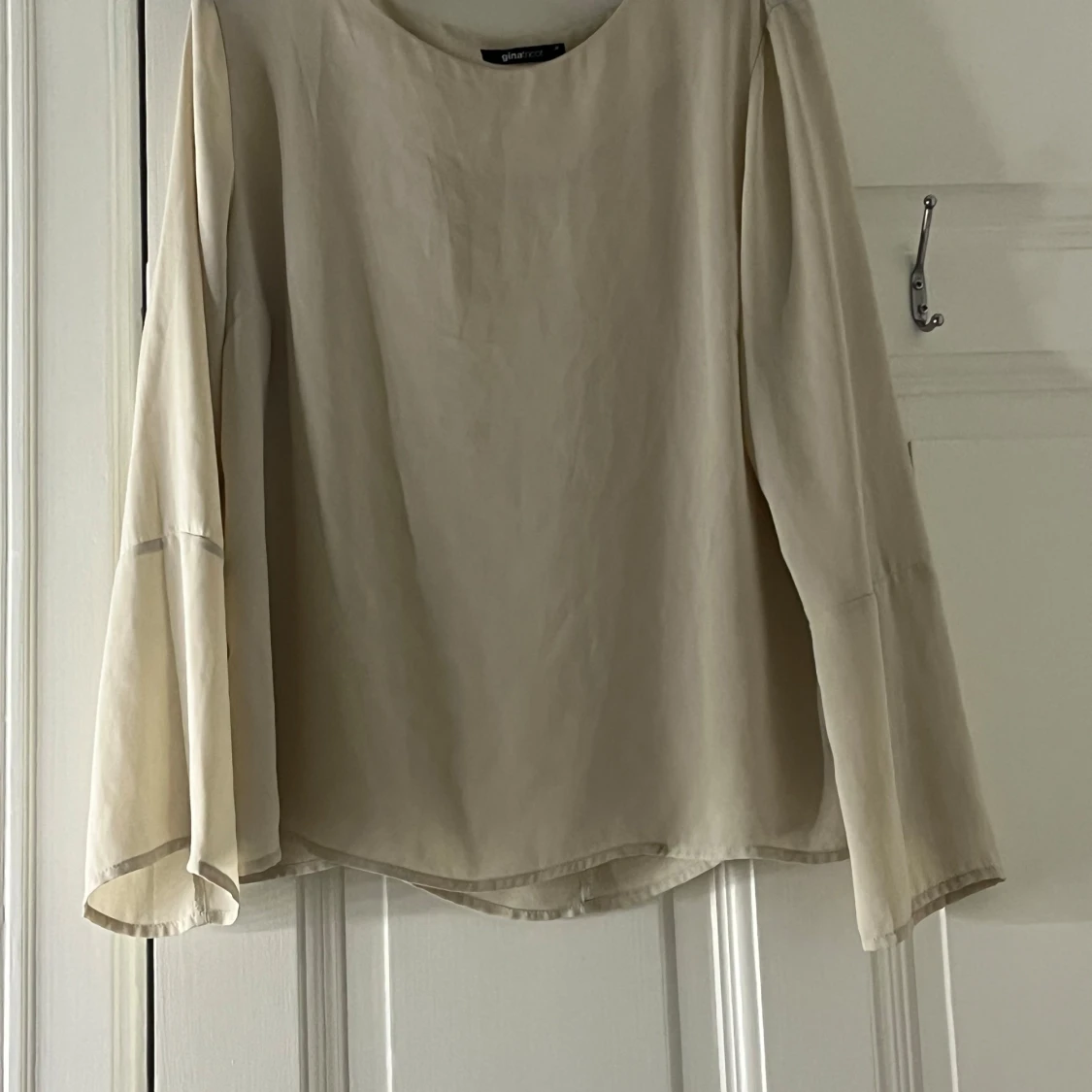 Beige blus från Gina Tricot