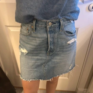 Levis jeanskjol  - Använd fåtal gånger, i mycket bra skick. Skriv vid intresse! 💕