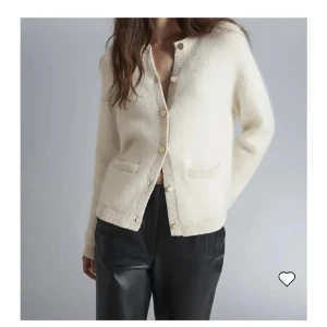 Vit stickad kofta med knappar - Säljer en stilren vit stickad kofta med knappar framtill. Från Other stories, slutsåld. Storlek S. Ull blandning