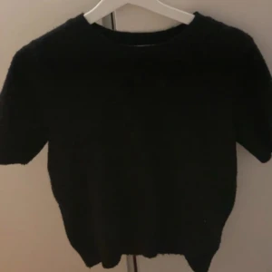 Svart kortärmad tröja - fin svart stickad t shirt från hm🩷