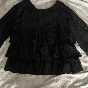 Gina tricot blus - Säljer den här blusen från Gina tricot Young, använd 1 gång❤️