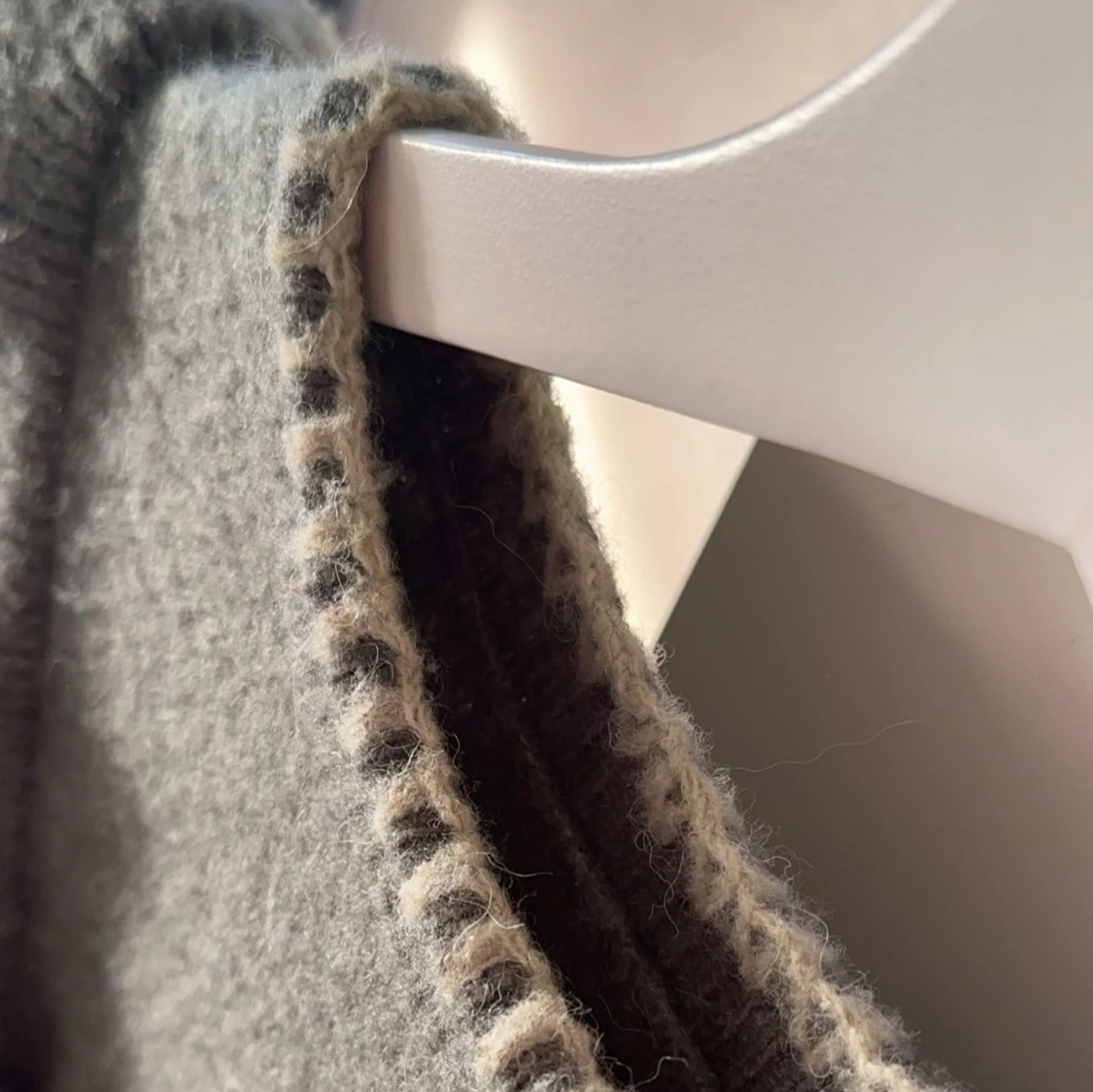 Grön stickad väst med volangdetaljer - 92