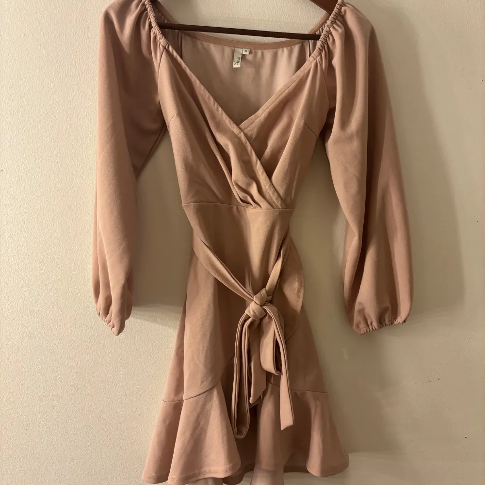 Säljer en otroligt fin ljusrosa klänning från Nelly som endast är använd vid ett tillfälle så i toppskick. Så fin till våren och sommaren! Storlek 32, säljer för 40:- 💞. Mekot.