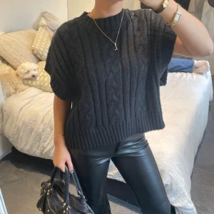 Kortärmad stickad  - Super snygg kortärmad stickad, super bra material och så gosig 🤎🤞🏽👌🏽 Färgen är väldigt svår att beskriva men så snygg!!!! Grön/grå/svart ish‼️‼️😍