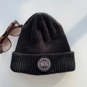 Canada Goose Mössa - Tja, säljer denna Canada Goose mössa! Perfekt nu till kallare tider. Tjockt tyg så den håller en varm vid minus grader! Con: 9/10 Nypris ca 3000kr, priset kan diskuteras
