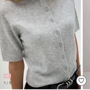 Grå kofta med korta ärmar - Säljer en stilren grå kofta med korta ärmar och knappar framtill. Perfekt för lager-på-lager och passar till många olika outfits. Enkel och snygg design som funkar året runt. Nypris: 350kr🩶