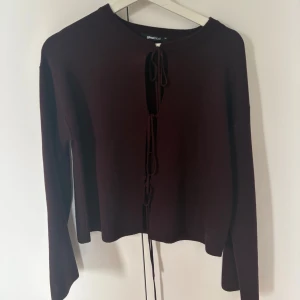 Tie cardigan - Vinröd cardigan från Gina Tricot med knytning framtill. Nyskick. 