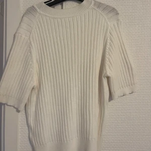 Vit ribbad tröja - Jätte fin stickad t shirt som inte kommer till användning 🤍