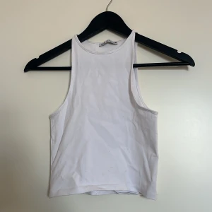 Vit linnetopp - Vitt linne med halterneck. Sömnen där bak har gått av, fläckar. 