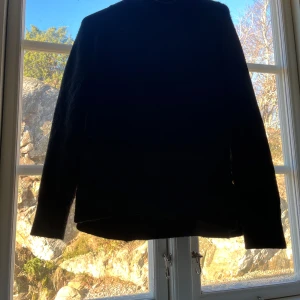 Svart stickad tröja - Säljer denna svarta stickade tröja eftersom den inte kommer till andvändning längre. Den är andvänd ett fåtal gånger där av svagt noppring (se sista bilden), om man har av av nioårings maskin så försvinner de på 5 minuter. Jag köpte denna 2024 i september för cirka 499 i Coster butiken i Köpenhamn, men priset går att pruta på. ❤️ skriv för fler frågor eller om fler bilder🥰