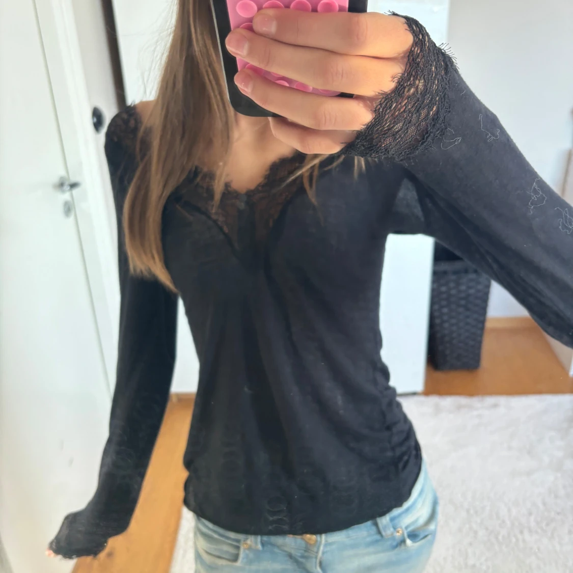 Svart långärmad topp med spetsdetaljer från intimissimi