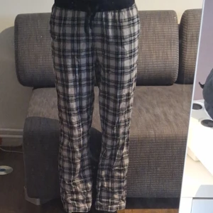 Rutig pyjamasbyxa med snörning - Säljer ett par bekväma pyjamasbyxor med svart och vit rutigt mönster. Är i storlek 158-164 men ha S å kan ha dem💕