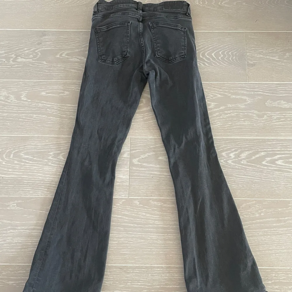 Snygga gråa lowwaist bootcut jeans från lager 157 i storlek XS short🩷. Farkut & Housut.