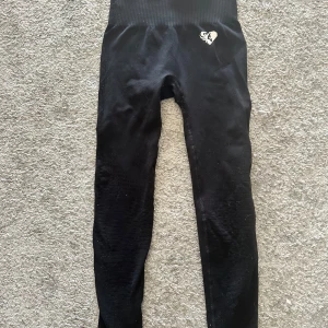 Women’s best power seamless, träningstights , svarta - Svarta träningstights från women’s best, dem är seamless och är i ett väldigt stretchigt material. Lagom använda och i storlek S