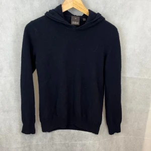 Oscar Jacobson Kashmir hoodie - Säljer en stilren marinblå hoodie från Oscar Jacobson i Kashmir. Inga defekter och storlek xs, passar någon mellan 165-175