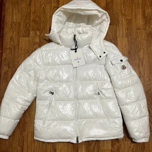 Vit pufferjacka från Moncler - Säljer en snygg vit pufferjacka från Moncler. Modell - Maya: Jackan är i helt ny skick. Perfekt för den kalla vintern. För mer information tveka inte på att skriva privat. Pris kan diskuteras.