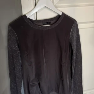 glittrig tröja från Stockh LM - Glittrig topp från Stockholm LM i bra skick 