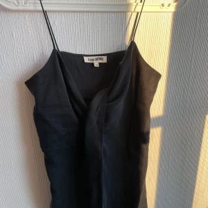 Djerf Avenue linne  - Så fint linne från djerf avenue, med knytning framtill. Använd fåtal gånger och i superbra skick!!