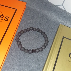 Svart Lava Kularmband - Helt nytt elegant svart armband med runda lava kulor. 