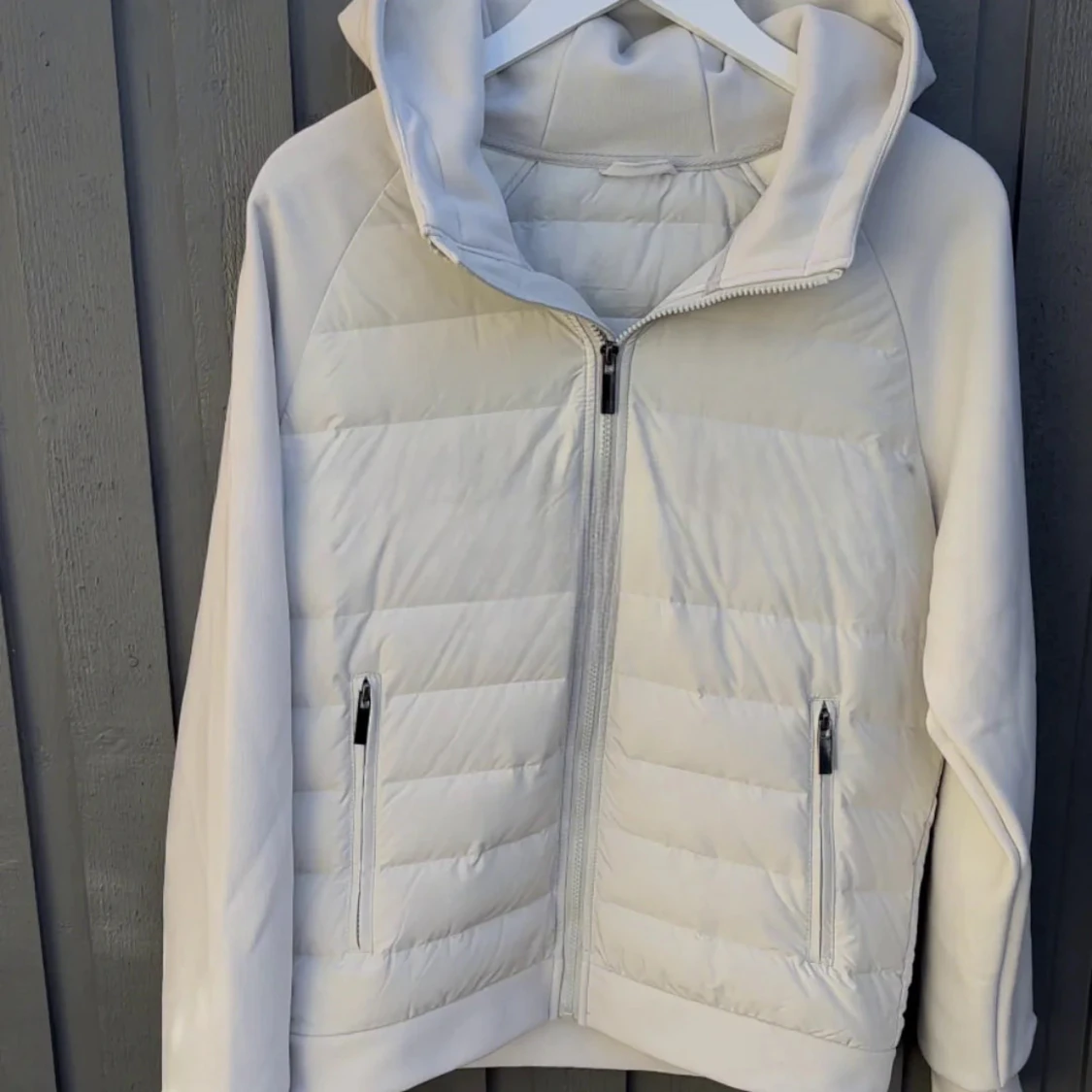 Beige quiltad jacka med huva