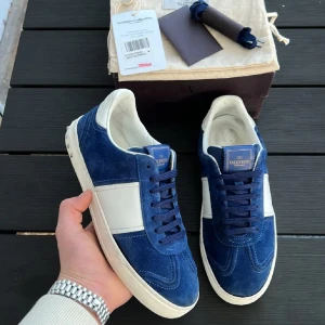 Valentino flycrew  - Säljer nu dessa helt sjukt feta flycrews som är riktigt eftertraktade . Färgen royal blue! Size 42 fits 43! Skick 8,5/10! Box,dustbag och kort ingår! Hör av dig vid minsta fundering!🤩