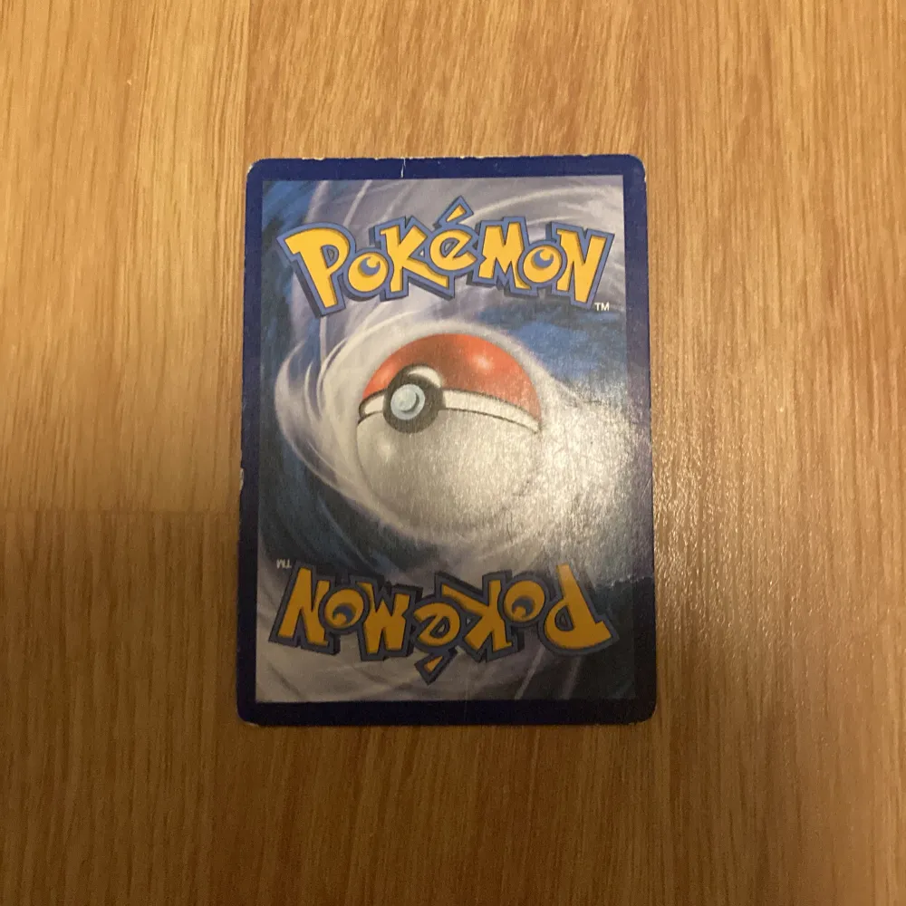 Säljer ett glänsande Entei GX Pokémonkort med 180 HP. Kortet har attacker som Fire Fang och Brave Burn GX. Perfekt för samlare eller Pokémon TCG-spelare som vill stärka sin eld-baserade lek. Kortet har en färgglad design med Entei i fokus.. Asusteet.