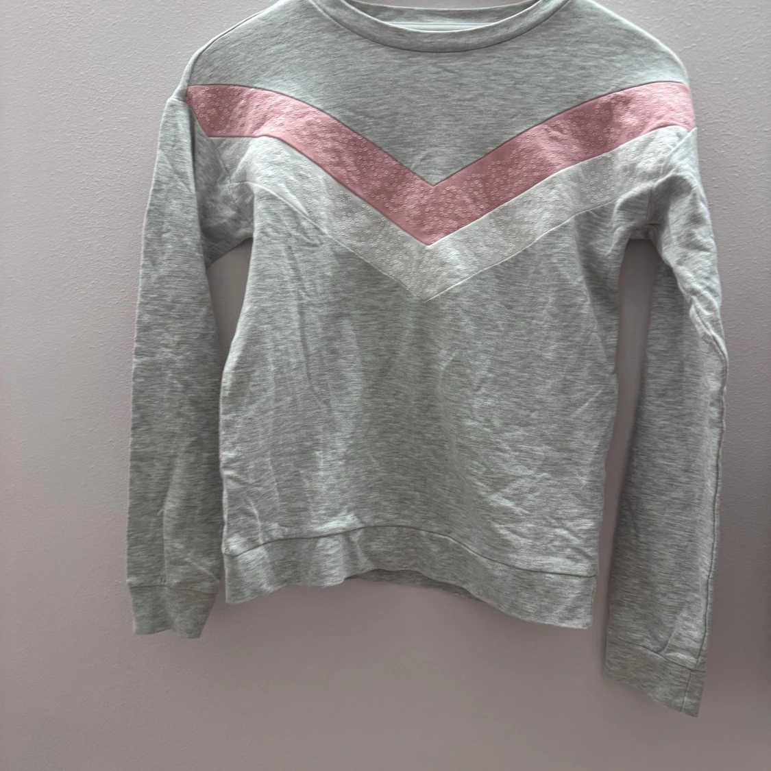 Grå tröja med rosa detalj