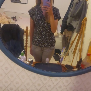 Leopardmönstrad blus - Snygg leopardmönstrad blus med korta ärmar och en bekväm passform. Perfekt för att ge din outfit en trendig touch. 