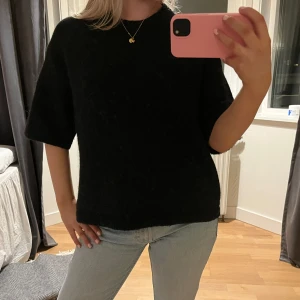 Trekvartsärmad tröja - Säljer en trekvartsärmad tröja från Gina eftersom att den inte kommer till användning, fint skick och ser ut som ny!