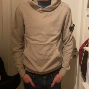 Stone island hoodie - Stone island hoodie i fint skick. Det är stone island junior i storlek 14/170 motsvarar typ S. 