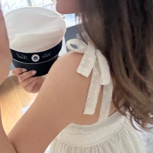 Vit klänning/studentklänning - Söt vit klänning med prickigt mönster och knytband på axlarna. Pris går som vanligt att diskutera💕